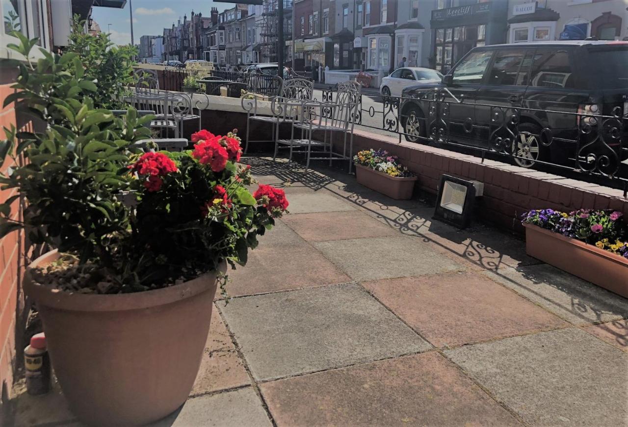Ultimate Family Guest House Blackpool Esterno foto